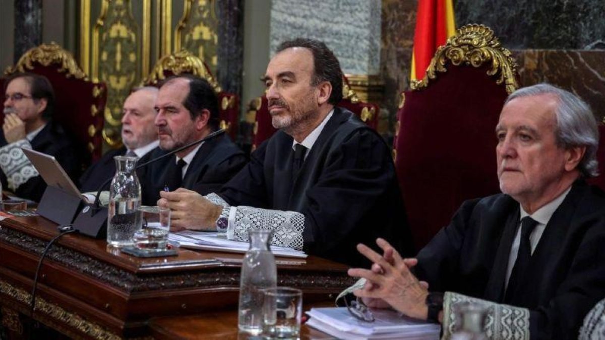 Manuel Marchena, en el centro, figura crucial del juicio a la cúpula independentista.-EMILIO NARANJO / POOL AFP