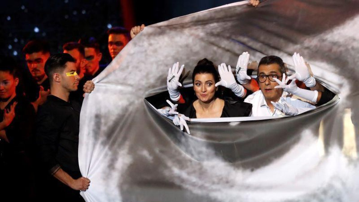 Los presentadores Silvia Abril y Andreu Buenafuente durante la gala de entrega.-EFE / CHEMA MOYA