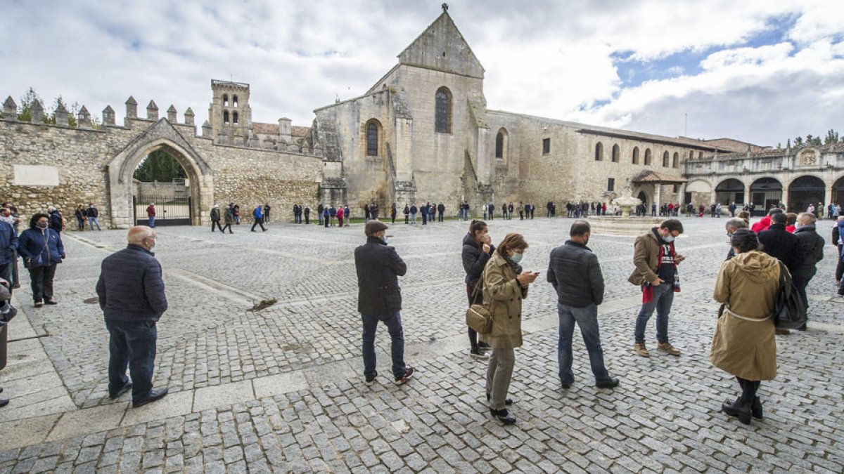 Decenas de personas hicieron cola ayer para disfrutar de la visita al Monasterio de las Huelgas en la jornada de puertas abiertas con motivo del 12 de octubre. ISRAEL L. MURILLO