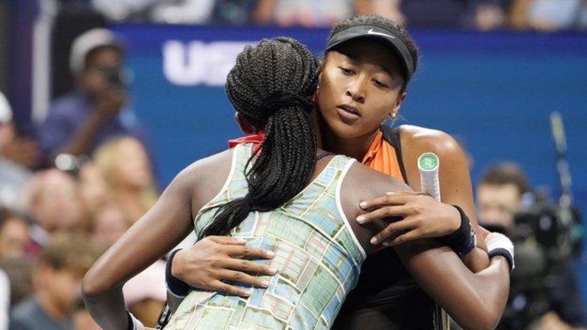 Naomi Osaka abraza a Coco Gauff (de espaldas), que lloró desconsolada tras perder el partido.-EPA