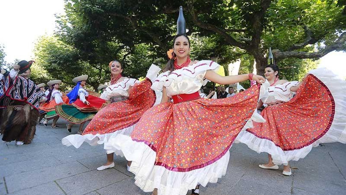 Las bailarinas ecuatorianas levantaron muchas miradas y piropos por sus danzas con una botella en la cabeza.-Raúl Ochoa