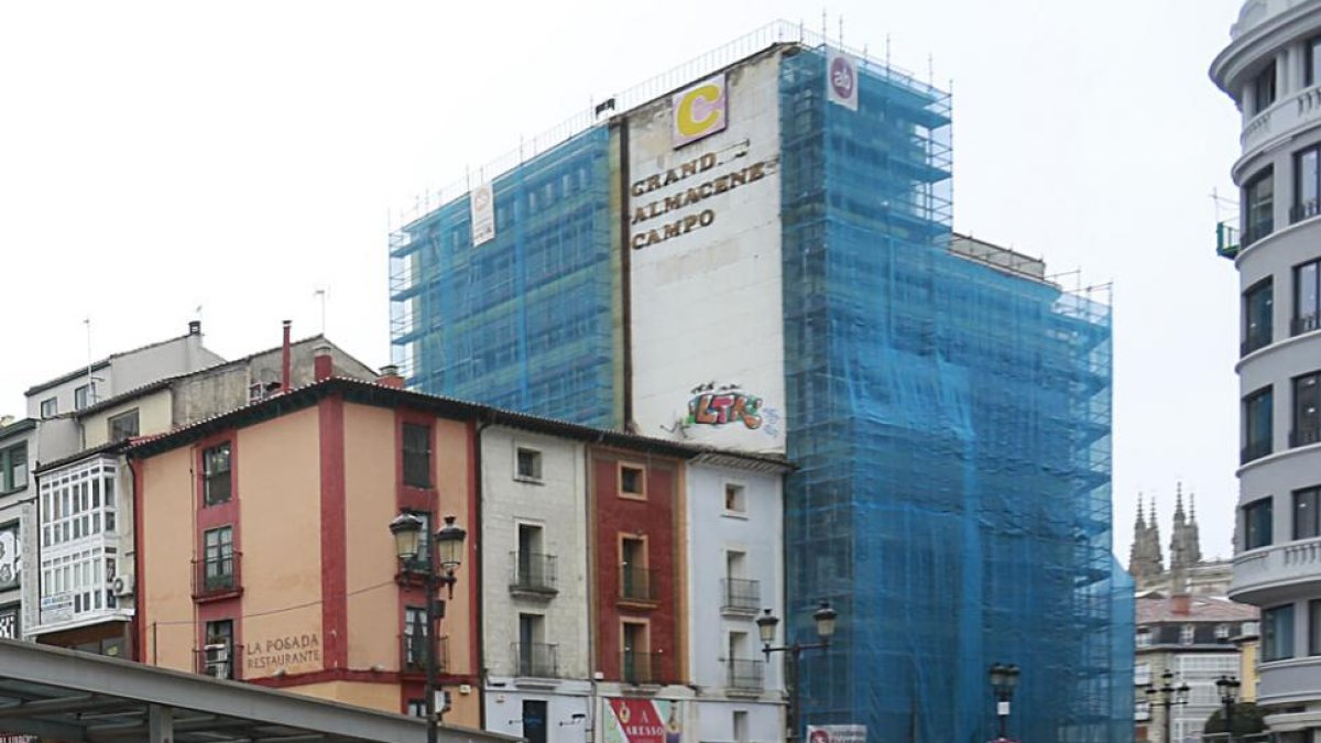 Imagen del edifico Campo con andamios.-SANTI OTERO
