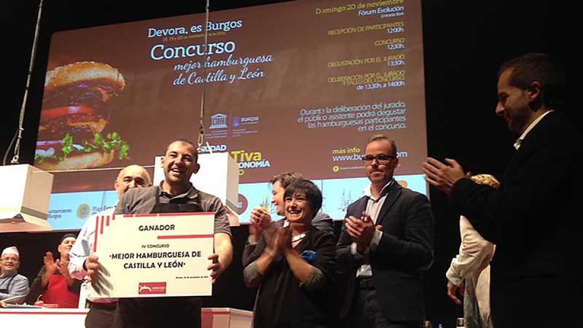El ganador de la mejor hamburguesa de la región, Carnicería Javier Santos, recoge su premio.-ECB