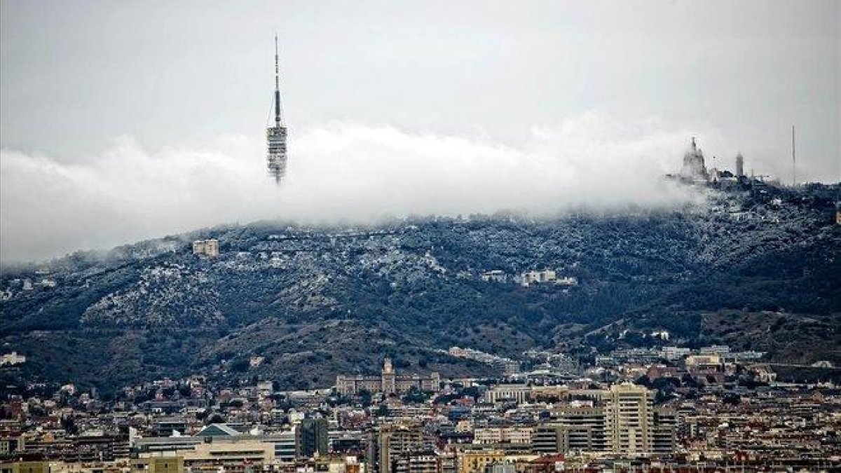 Imagen invernal de Barcelona con el Tibidabo al fondo.-JOAN CORTADELLAS