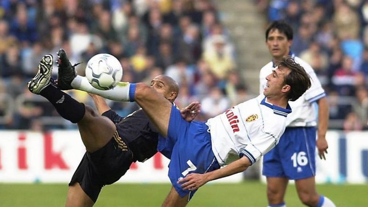Juanele pugna con Roberto Carlos en su etapa de zaragocista.-Foto: EFE