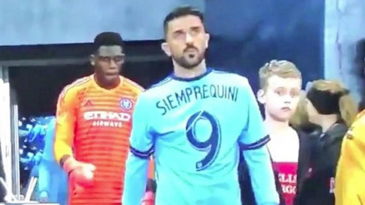 David Villa saltó al terreno de juego con una camiseta homenajeando a Quini.-EL PERIÓDICO
