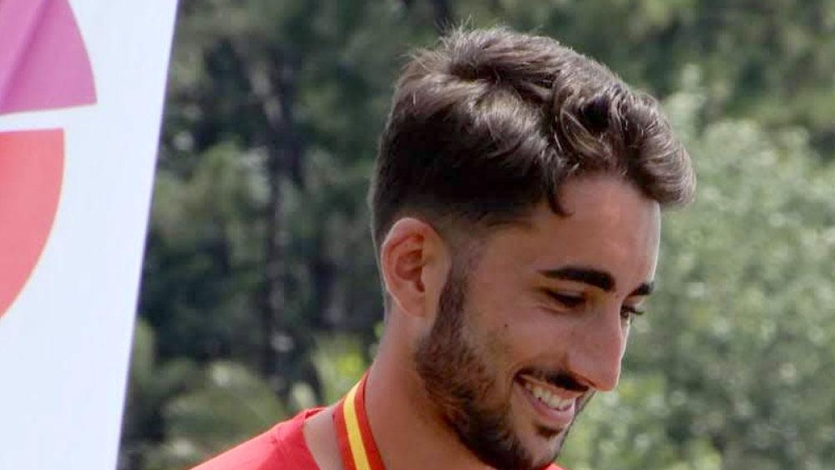 Pablo Acha posa en el podio con las medallas conseguidas.-ECB