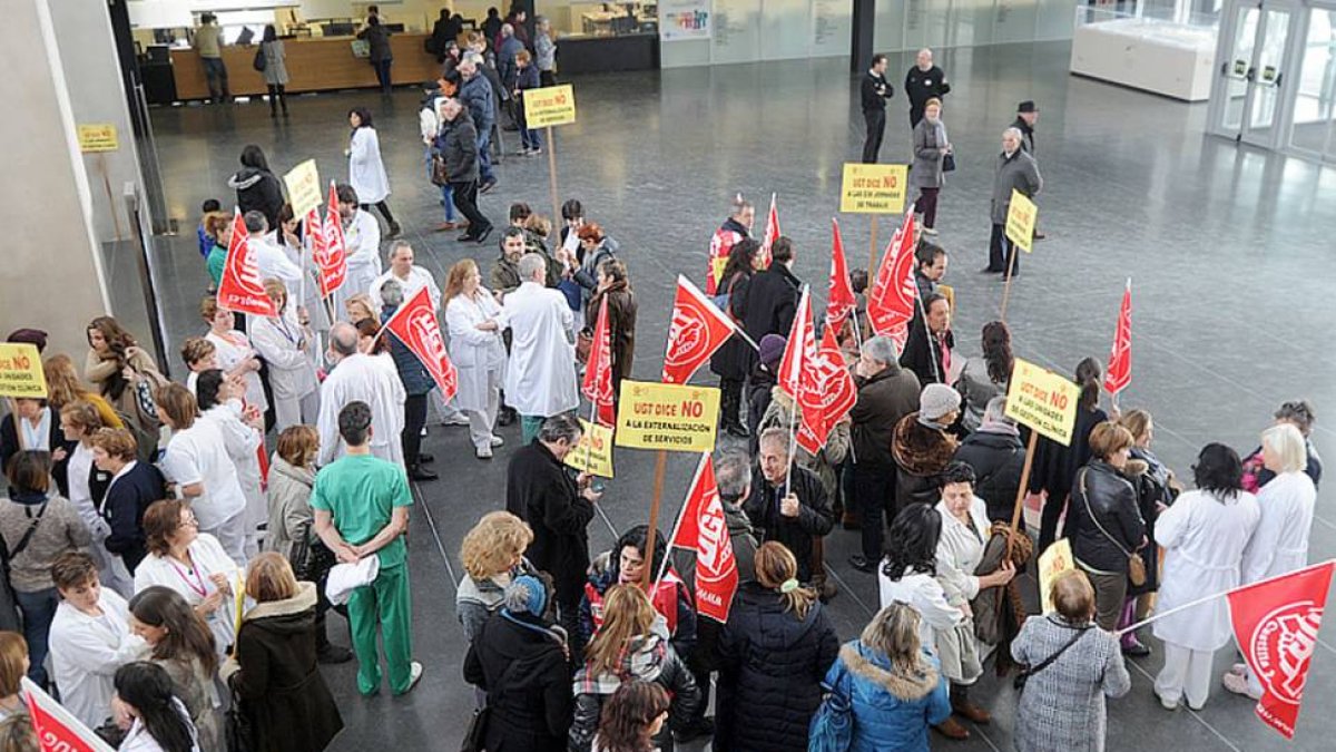 Concentración de trabajadores en el hall de entrada del hospital.-I.L.M.