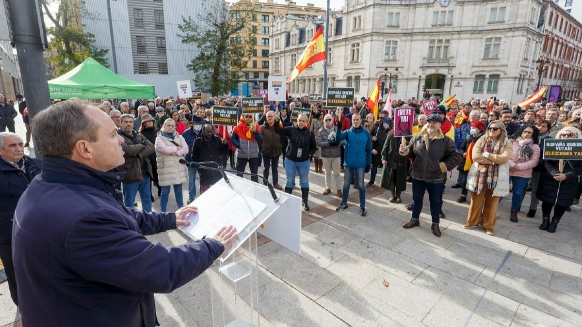 Concentración de Vox en Burgos para exigir la dimisión de Pedro Sánchez. SANTI OTERO
