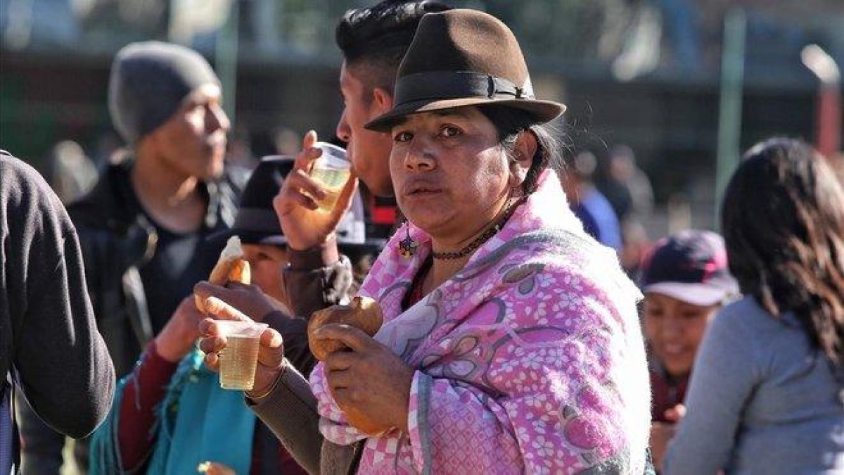 Una mujer indígena, este miércoles, durante la marcha contra las medidas del Gobierno de Lenín Moreno.-CRISTINA VEGA (AFP)