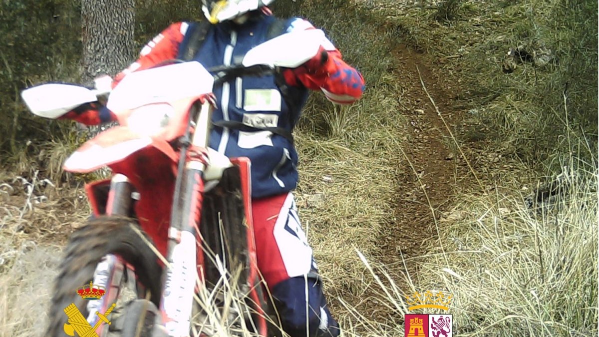 Imagen de una motocicleta circulando campo a través. ECB