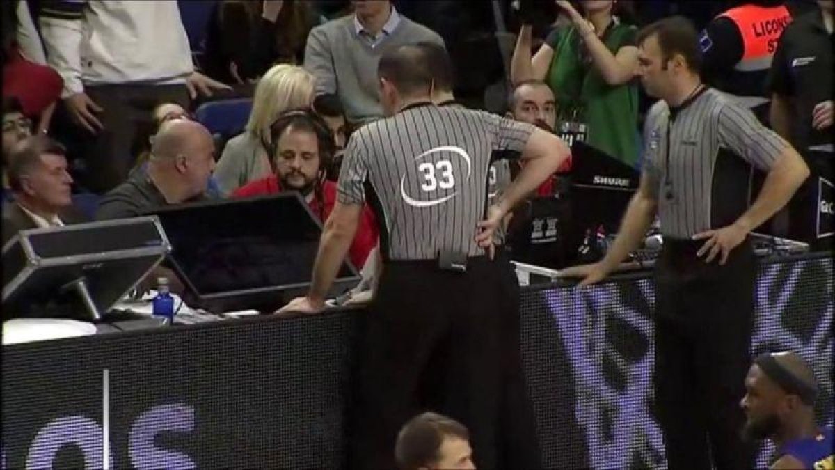 Los árbitros en la final de Copa en Madrid.-EL PERIÓDICO