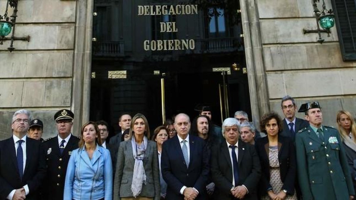 El ministro del Interior encabeza un minuto de silencio por el atentado múltiple de París en la sede de la Delegación del Gobierno en Barcelona.-EFE / TONI ALBIR