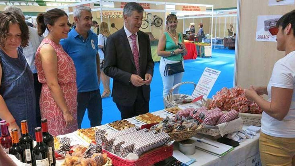 El alcalde de Medina, Isaac Angulo, visita los stands de la Feria Agroalimentaria junto a la secretaria provincial del PSOE, Esther Peña.-ECB