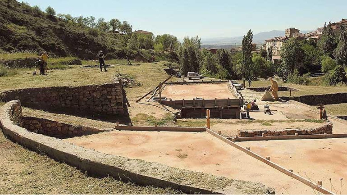 Los voluntarios trabajaron pese al calor para dejar la granja en condiciones.-G.G.