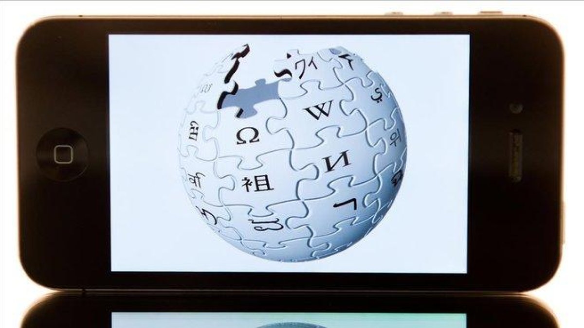 El logotipo de Wikipedia en un teléfono.-