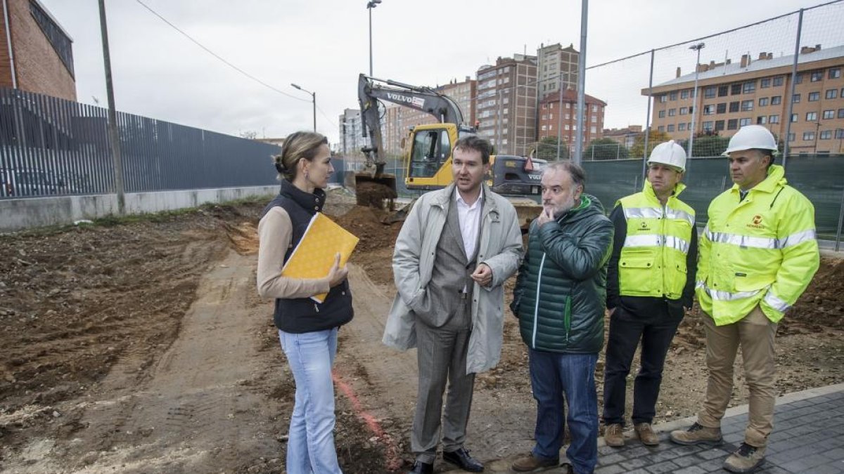 El alcalde, Javier Lacalle, visitó las obras iniciadas en la jornada de ayer.-SANTI OTERO
