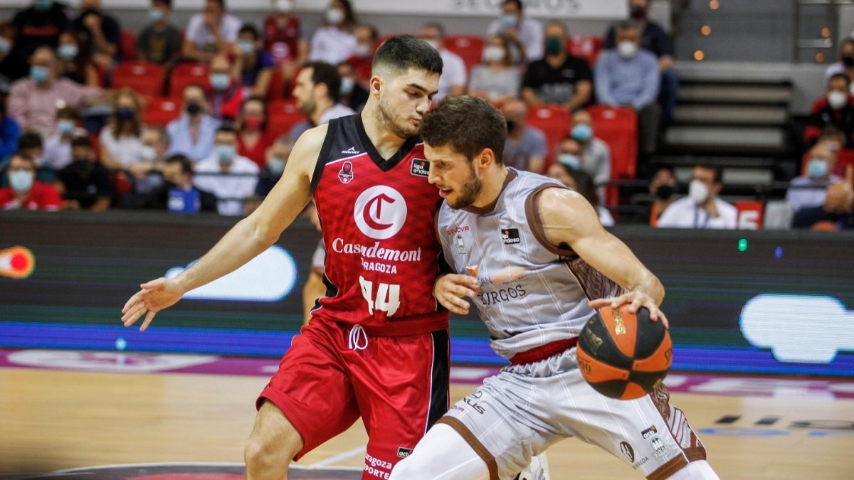 Nikolic intenta superar la defensa de García. ACB PHOTO / E. CASAS