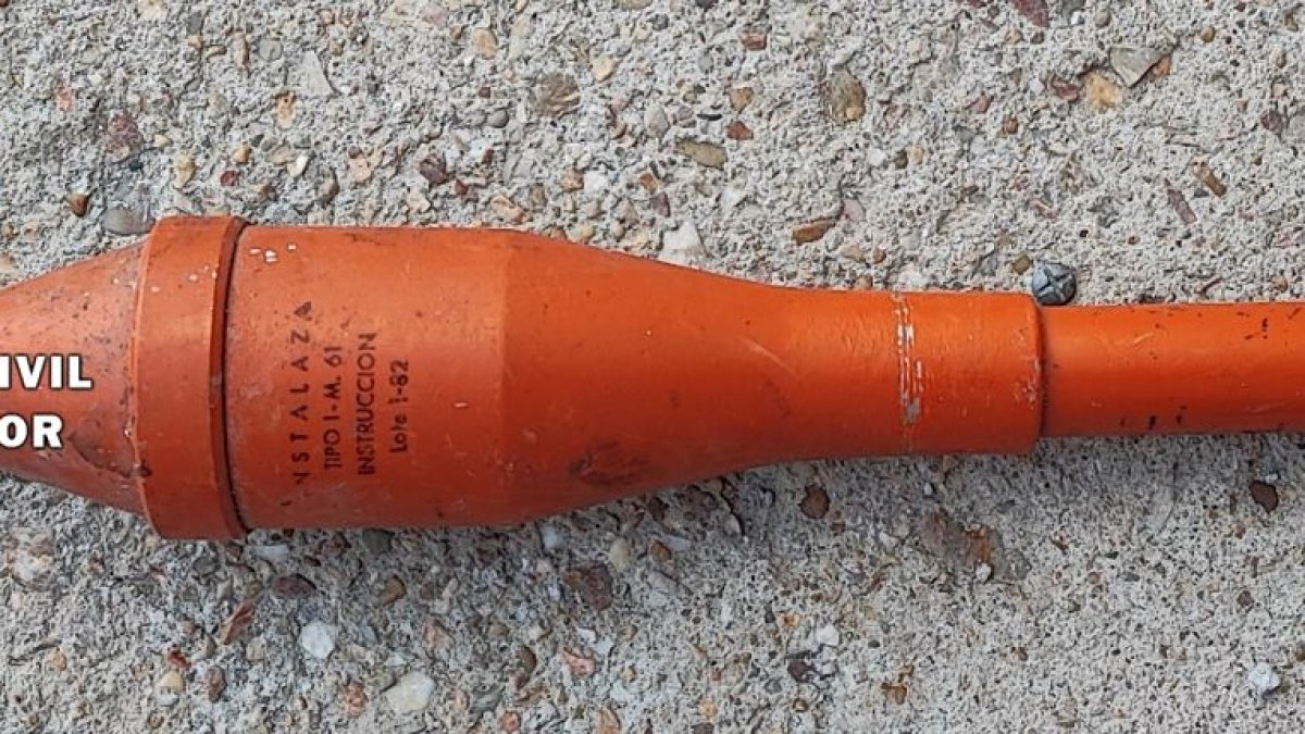 La Guardia Civil destruye una granada para fusil hallada en el Valle de Losa. ECB