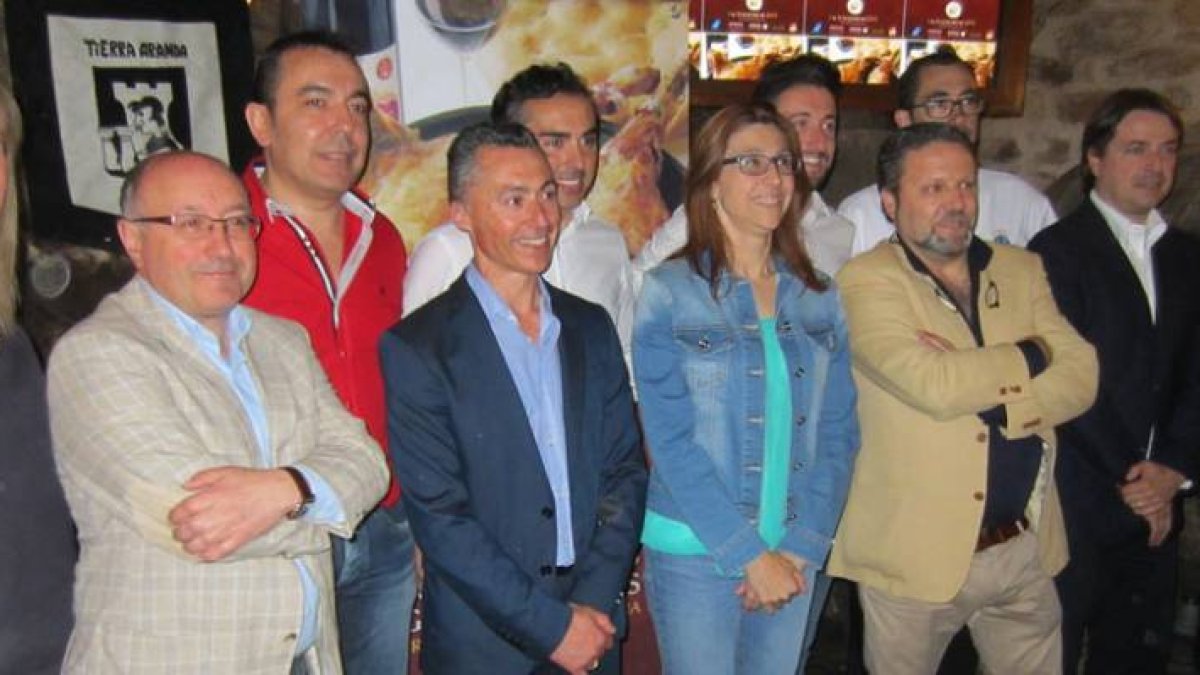 La alcaldesa en funciones, Raquel González (centro), junto a hosteleros participantes en Tierra Aranda.-ECB