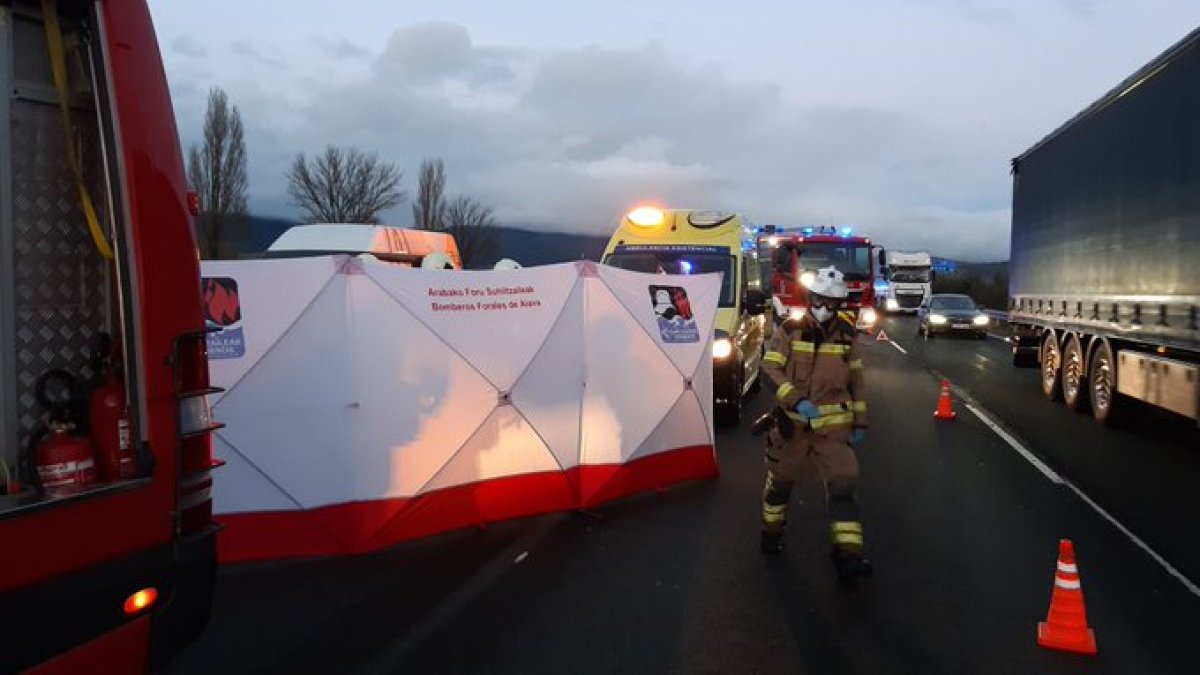 Los servicios de emergencia actúan en el lugar del accidente. @BOMBEROSARABA