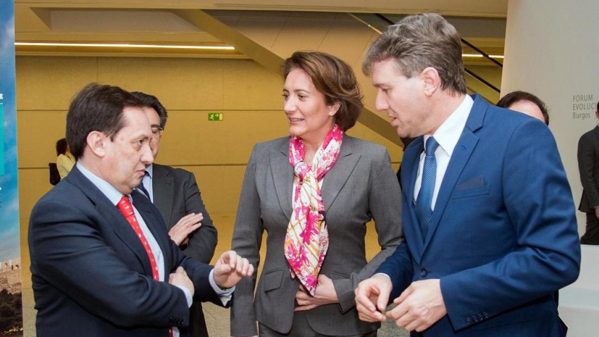 La consejera de Cultura y Turismo, María Josefa García Cirac; el presidente de OPC de CYL, Jesús Pérez (I); y el alcalde de Burgos, Javier Lacalle.-ICAL