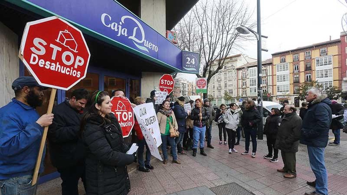 La Plataforma de Afectados por la Hipoteca se manifiesta frente a una entidad bancaria.-RAÚL G. OCHOA
