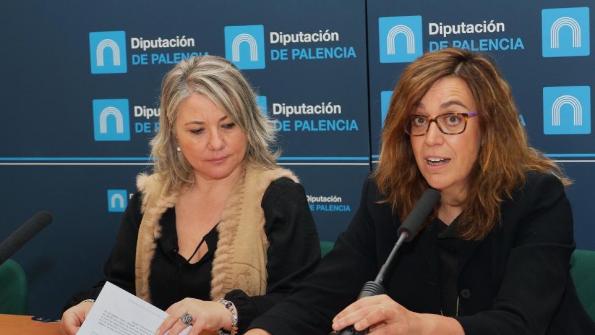 La presidenta de la Diputación, Ángeles Armisén (D), junto a la alcaldesa de Aguilar de Campoo, María José Ortega(I), en la firma del convenio de colaboración para la celebración del XXVII Festival de Cortometrajes de Cine Español de la localidad-Ical