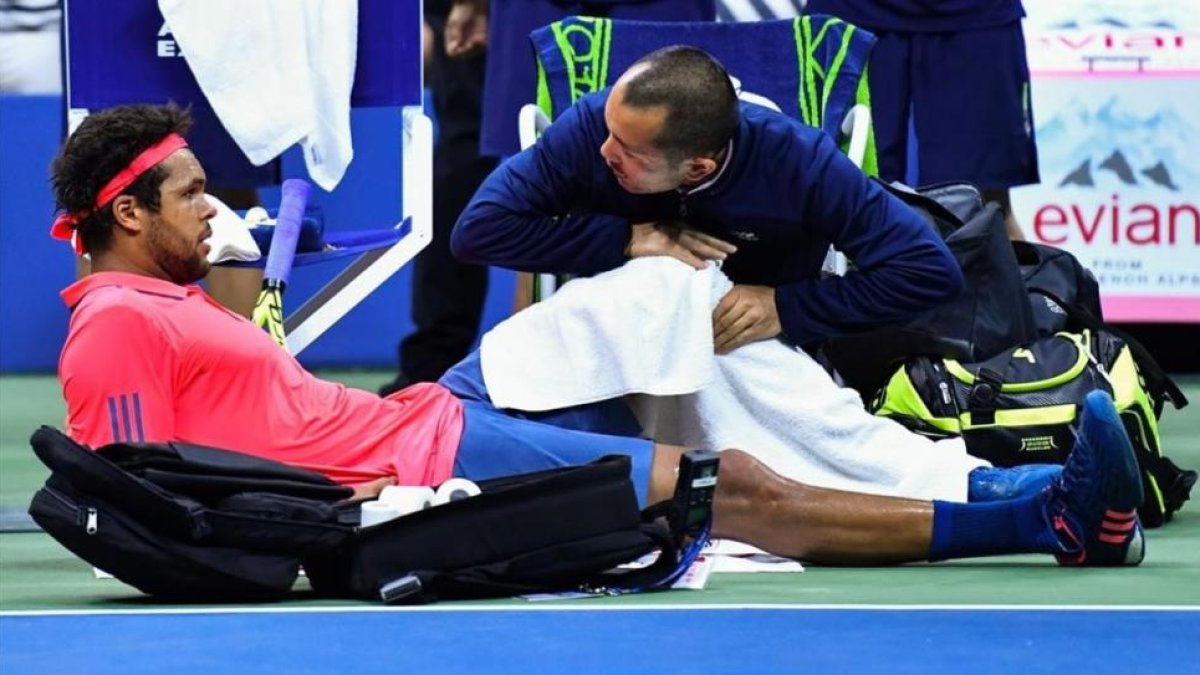 Tsonga, lesionado, poco antes de retirarse ante Djkovic.-EDUARDO MUNOZ ALVAREZ