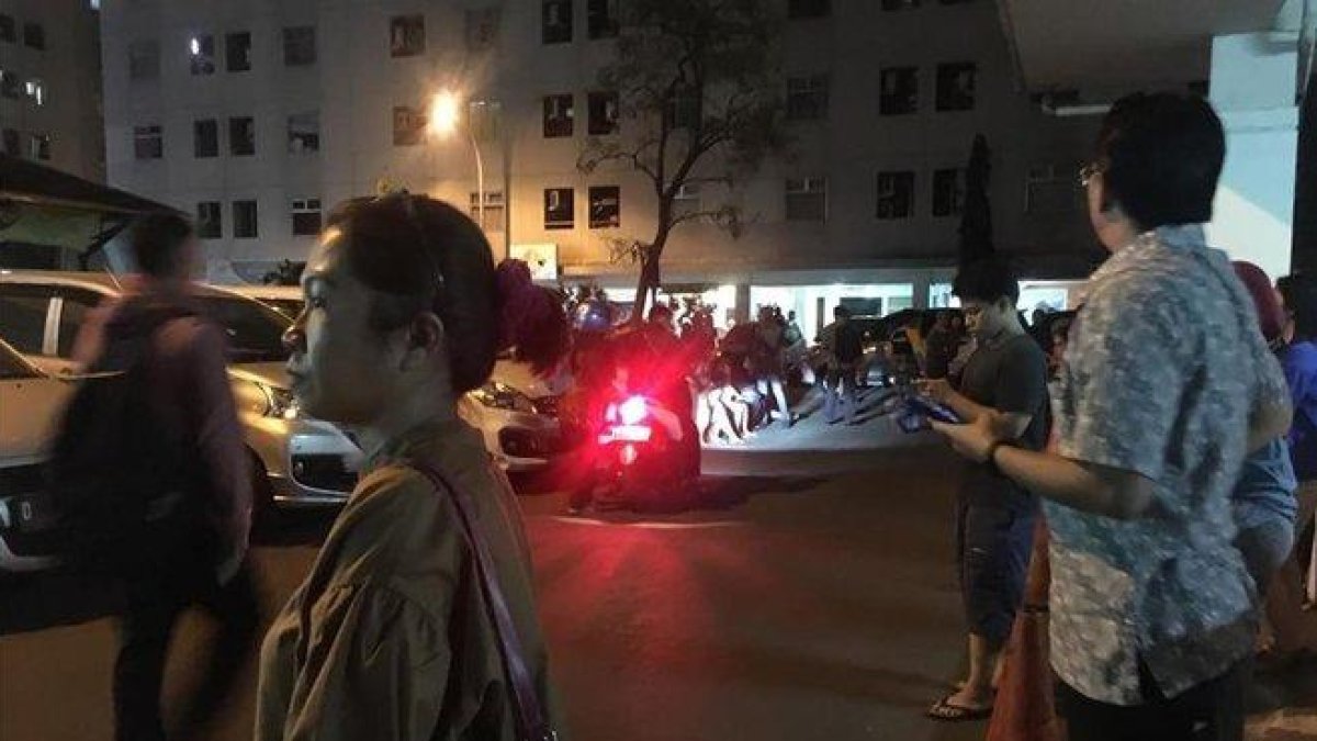 Residentes de Yakarta, en la calle, tras el terremoto de este viernes.-AFP / DESSY SAGITA