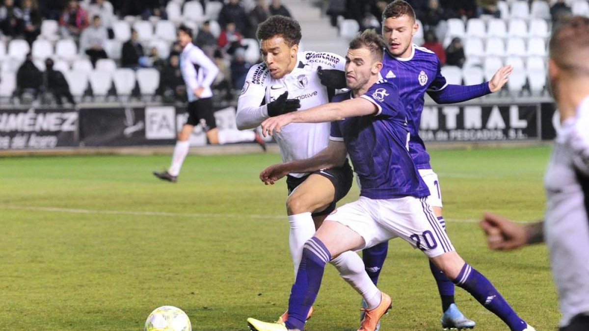 Donovan Wilson , que entró en la segunda mitad, trata de superar a un defensor del Real Valladolid B.-ISRAEL L. MURILLO