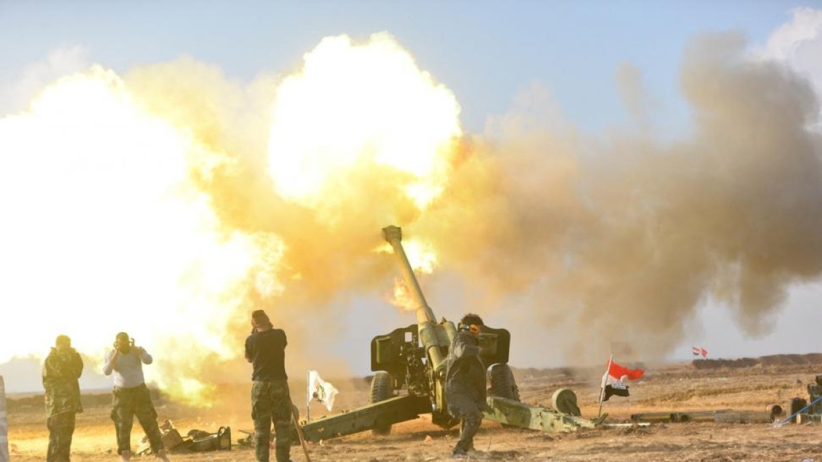 Miembros de una milicia chií disparan fuego de artillería contra posiciones del Estado Islámico en Mosul.-STRINGER / REUTERS