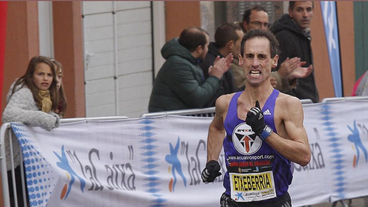 El navarro Etxeberria impuso un ritmo infernal a la carrera desde los primeros metros-Santi Otero