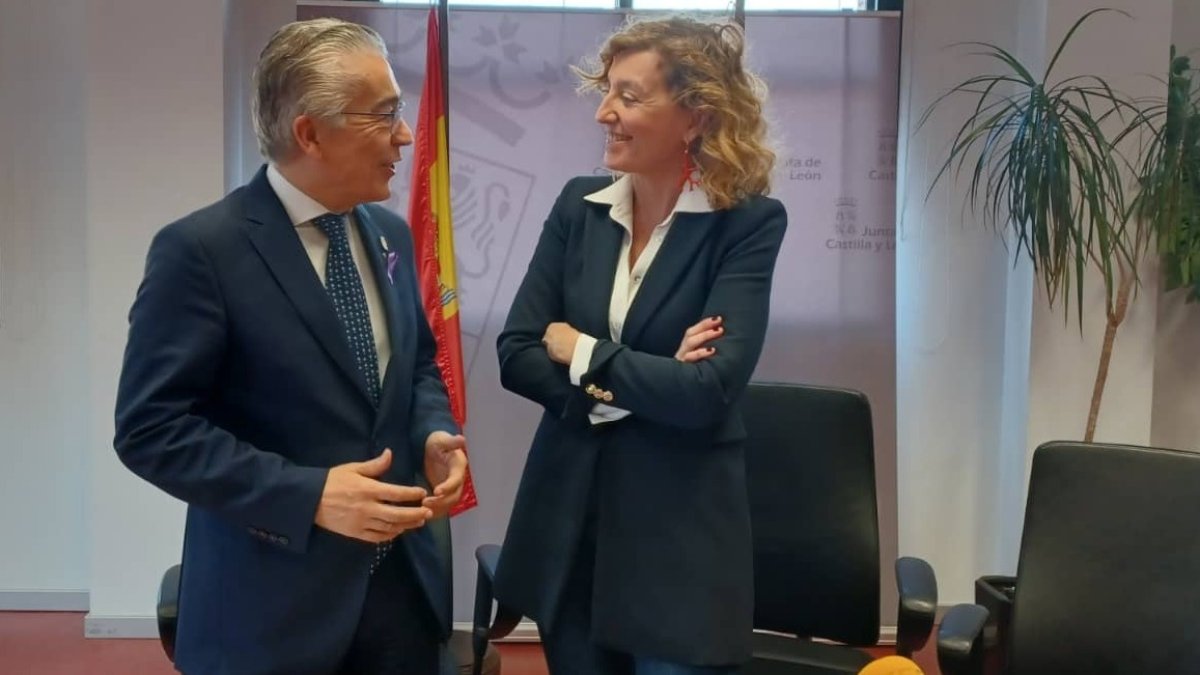 La directora general de Vivienda, Arquitectura, Ordenación del Territorio y Urbanismo, María Pardo, y el delegado territorial, Roberto Saiz, durante su visita a Burgos. ECB