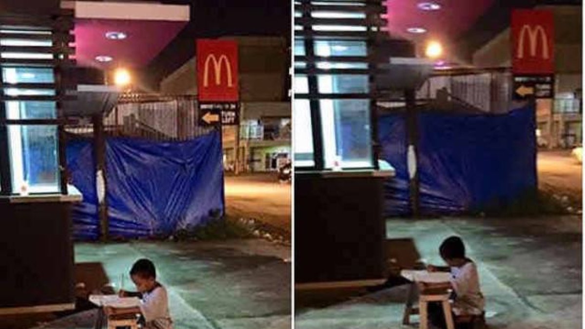 El pequeño de ocho años estudia todas las noches aprovechando la luz del restaurante de comida rápida porque su casa fué destruida por un incendio-Foto:   FACEBOOK / JOYCE GILOS TORREFRANCA