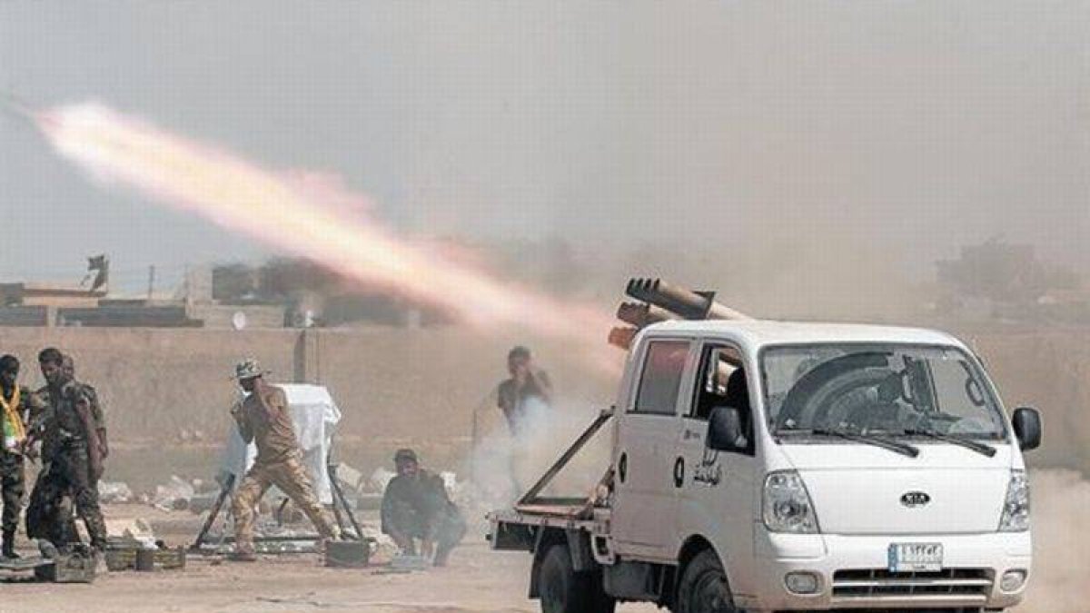 Milicianos chiís disparan proyectiles contra posiciones yihadistas en el norte de Irak.-Foto: AP