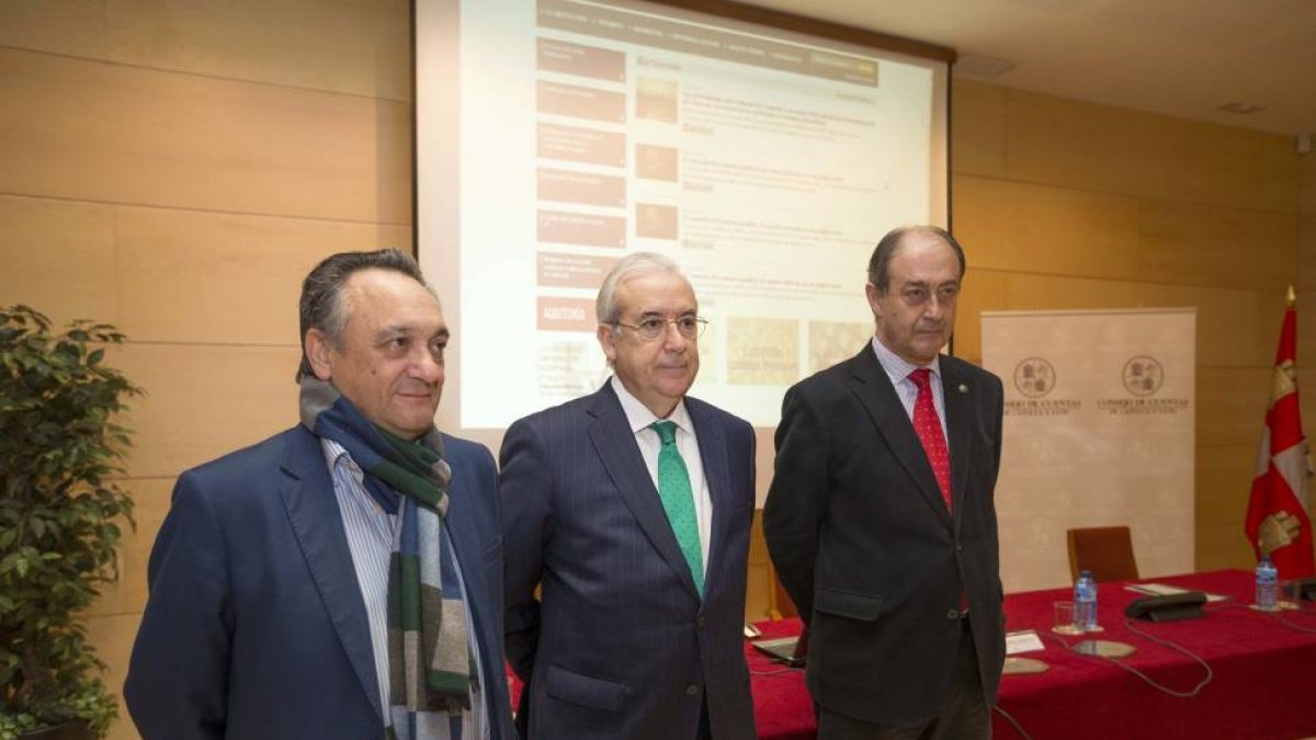 Emilio Melero (D), Consejero del Consejo de Cuentas de Castilla y León, Jesús Encabo Terry (C), presidente del Consejo de Cuentas de Castilla y León y Miguel Ángel JimÉnez (i), Consejero del Consejo de Cuentas de Castilla y León-Ical