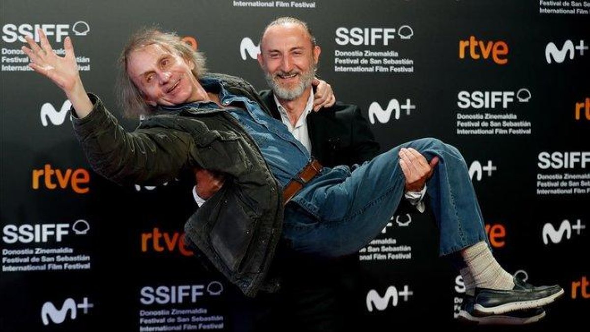 Michael Houellebecq, en brazos del director Guillaume Nicloux, tras la prsentación de ’Thalasso’ en San Sebastián-EFE / JUAN HERRERO