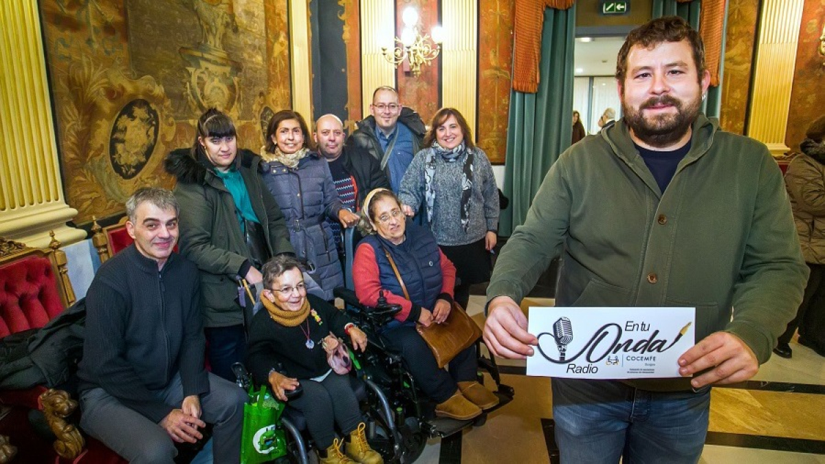 Javier Martínez, técnico de ocio de Cocemfe Burgos y presentador del programa radiofónico ‘En tu onda’, con un grupo de usuarios de la entidad. TOMÁS ALONSO