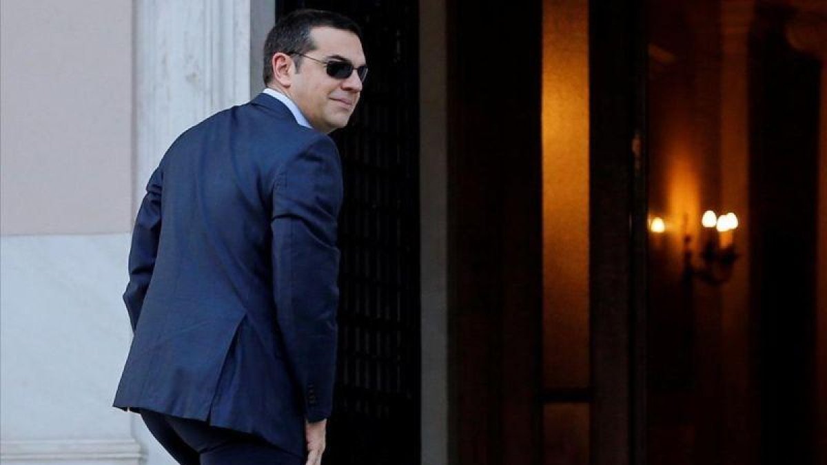 El primer ministro griego, Alexis Tsipras, a su llegada a la reunión que ha mantenido con el ministro de Defensa y líder del partido ANAP, Panos Kammenos.-ALKIS KONSTANTINIDIS (REUTERS)