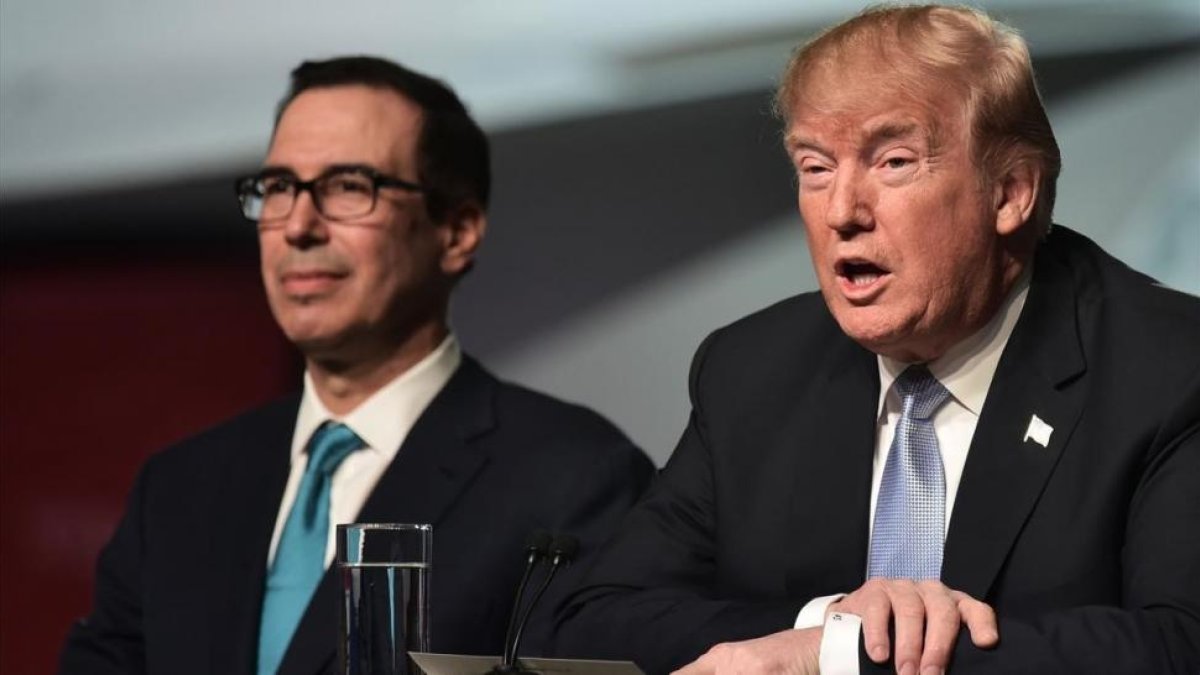 Trump (derecha) junto a Mnuchin, el 14 de marzo del 2008, en St Louis (Misuri). /-MANDEL NGAN / AFP