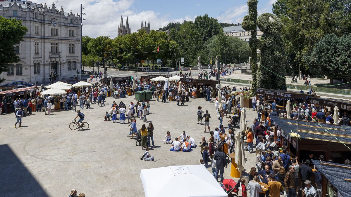 Ambiente de vermú en las casetas de la feria de tapas del paseo de Atapuerca. SANTI OTERO