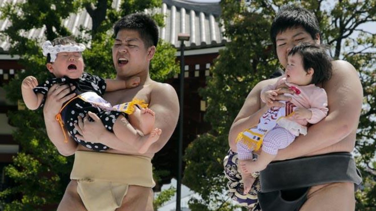 Existe una tradición japonesa que pretende provocar el llanto del niño para ahuyentar malos espíritus.-EFE