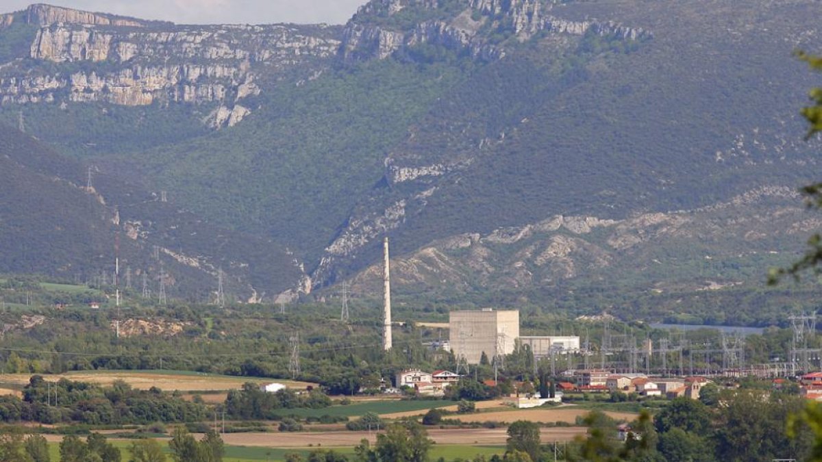 Imagen del Valle de Tobalina con la central nuclear en el centro de la fotografía.-ISRAEL L. MURILLO