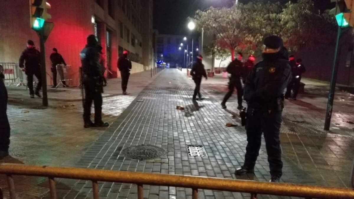 Agentes de los Mossos dEsquadra, en el perímetro en torno al Museu de Lleida, esta madrugada.-TRINITAT SANS