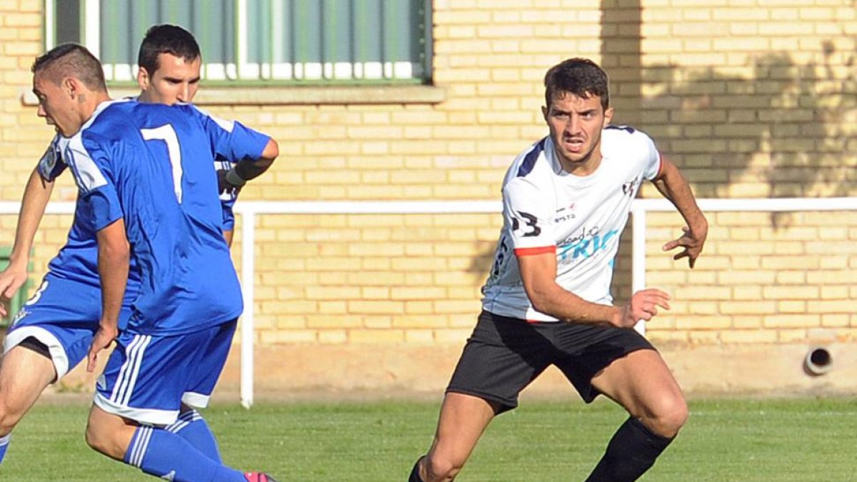 El jugador del Atrio Bupolsa Cristian controla un balón en un encuentro disputado en Pallafría-Israel L. Murillo