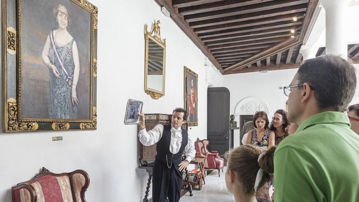 El público atiende al mayordomo de palacio cuando le propone conocer a la condesa de Castilfalé, Asunción Vinuesa Bessón.-Santi Otero