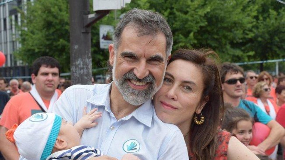 Jordi Cuixart, con su mujer y su hijo, en la foto que ha compartido en Twitter.-