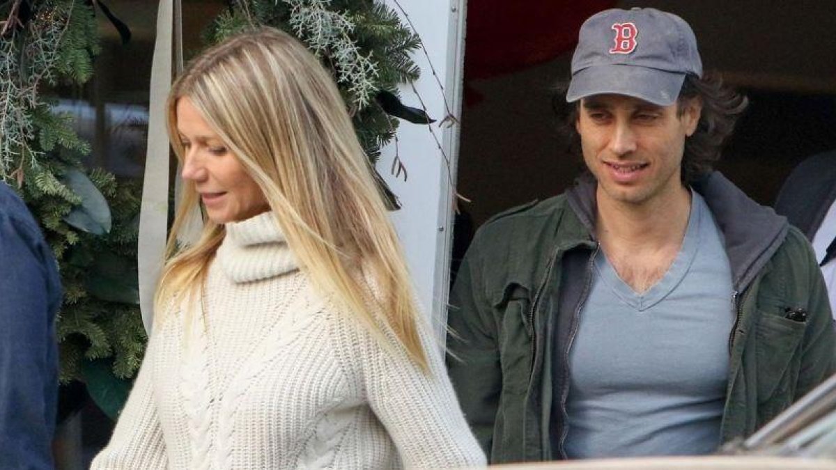 Gwyneth Paltrow y Brad Falchuk en Los Ángeles.-EL PERIÓDICO