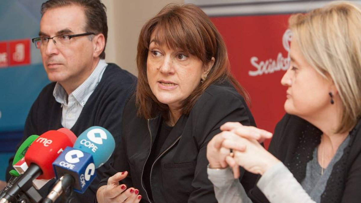 La presidenta del PSOE de Castilla y León, Soraya Rodriguez, el secretario general del PSOE de Zamora, Antonio Plaza,y la secretaria local, Mar Rominguera-Ical